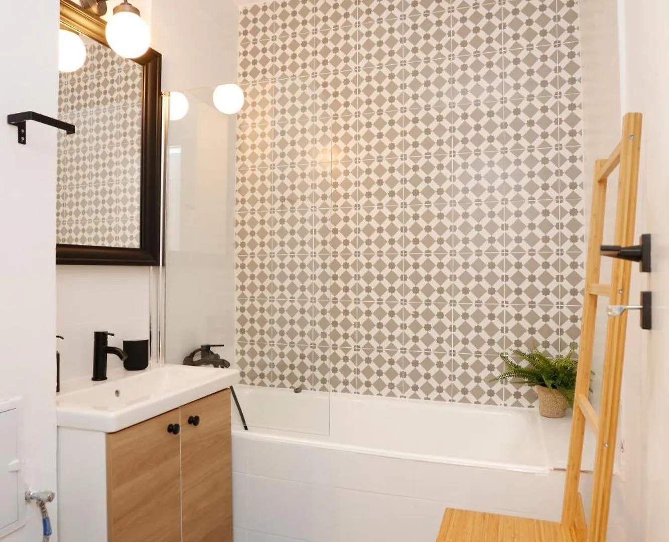 Retreat Concept Studio 부쿠레슈티 0*,