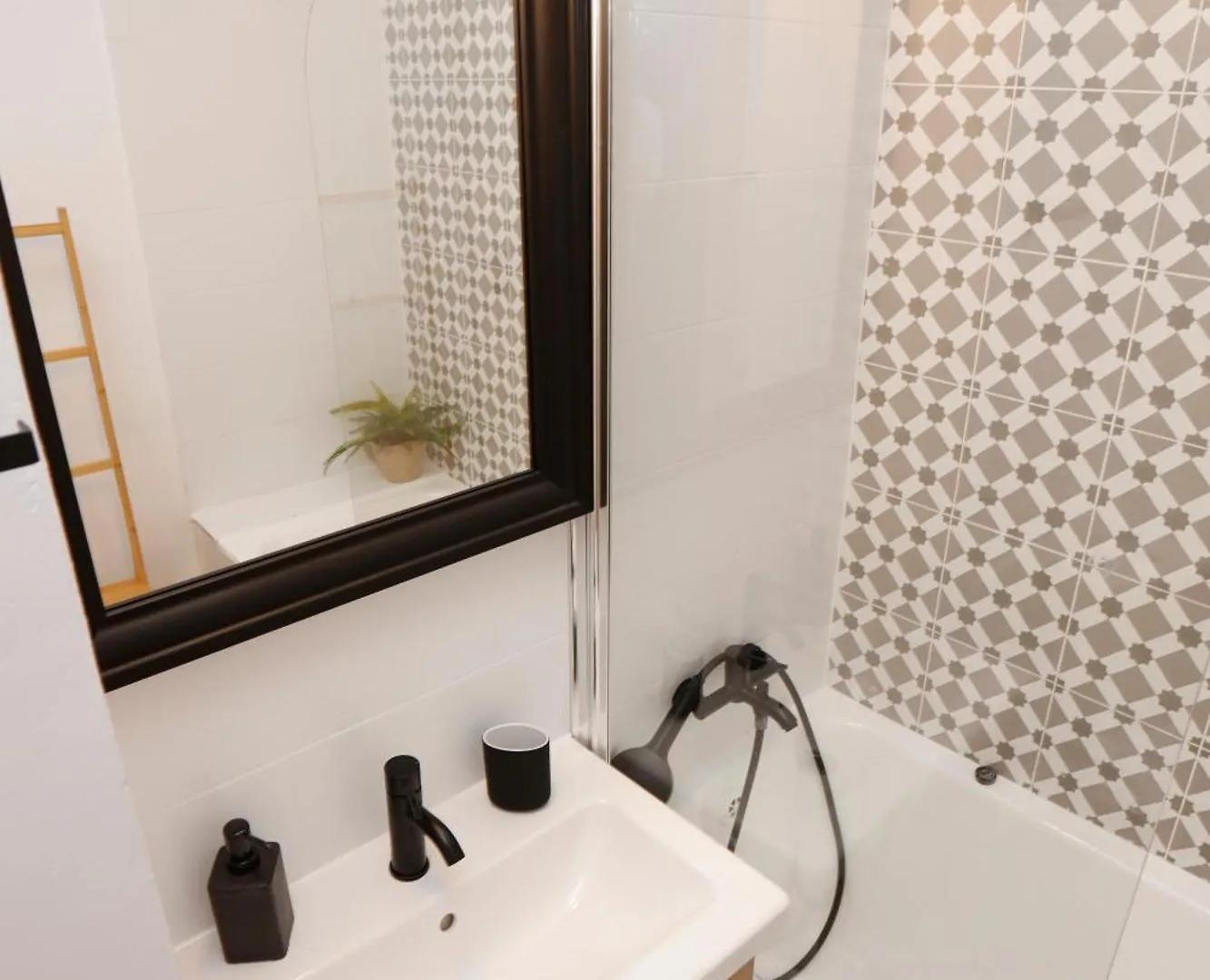 Retreat Concept Studio Bucharest Apartment